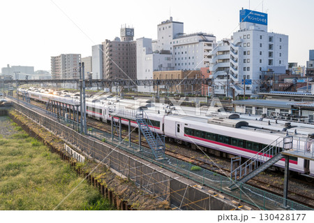 【いわき駅】早朝の留置線に停まる特急列車 【いわき駅】早朝の留置線に停まる特急列車 130428177