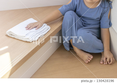 階段を拭く女の子の手元(日本人、顔無し、5歳) 階段を拭く女の子の手元(日本人、顔無し、5歳) 130428196