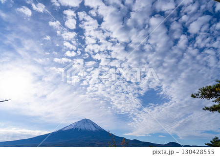 【富士山素材】晩秋の紅葉台から見る冠雪した富士山とうろこ雲【山梨県】 【富士山素材】晩秋の紅葉台から見る冠雪した富士山とうろこ雲【山梨県】 130428555