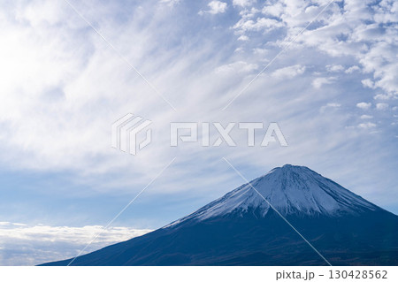 【富士山素材】晩秋の紅葉台から見る冠雪した富士山とうろこ雲【山梨県】 130428562