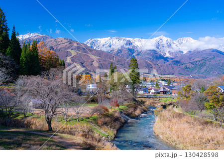 【秋素材】秋の白馬村・大出公園から見る三段紅葉の風景【長野県】 130428598