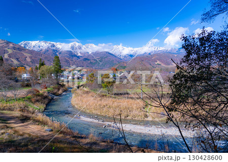 【秋素材】秋の白馬村・大出公園から見る三段紅葉の風景【長野県】 【秋素材】秋の白馬村・大出公園から見る三段紅葉の風景【長野県】 130428600