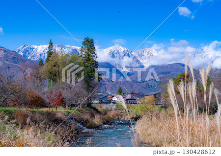 【秋素材】秋の白馬村・大出公園から見る三段紅葉の風景【長野県】 130428612