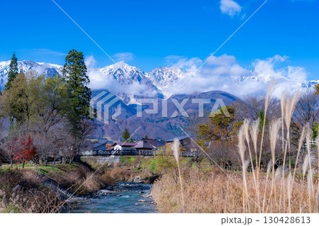 【秋素材】秋の白馬村・大出公園から見る三段紅葉の風景【長野県】 130428613