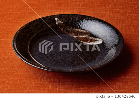 黒い和皿の背景素材 130428646