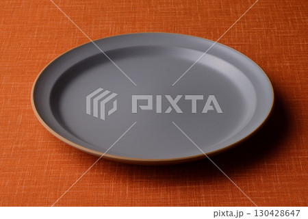 グレーの皿の背景素材 130428647