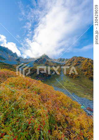 【紅葉素材】秋の紅葉が見ごろになった雲がわく涸沢カールの風景【長野県】 130429039