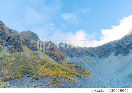 【紅葉素材】秋の紅葉が見ごろになった雲がわく涸沢カールの風景【長野県】 130429043