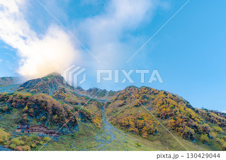【紅葉素材】秋の紅葉が見ごろになった雲がわく涸沢カールの風景【長野県】 130429044