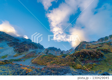 【紅葉素材】秋の紅葉が見ごろになった雲がわく涸沢カールの風景【長野県】 130429045