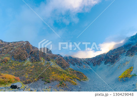 【紅葉素材】秋の紅葉が見ごろになった雲がわく涸沢カールの風景【長野県】 130429048