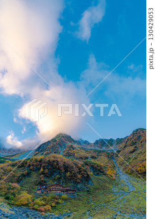 【紅葉素材】秋の紅葉が見ごろになった雲がわく涸沢カールの風景【長野県】 130429053