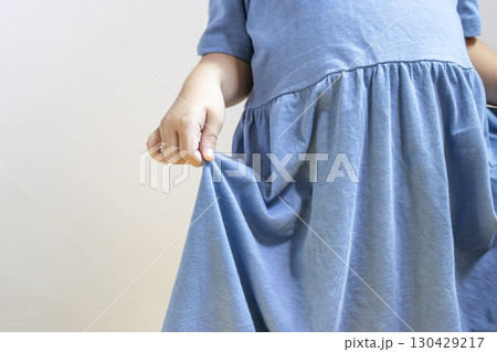 スカートの両端をつ摘まむ仕草の女の子の手元（日本人、顔無し、5歳） 130429217