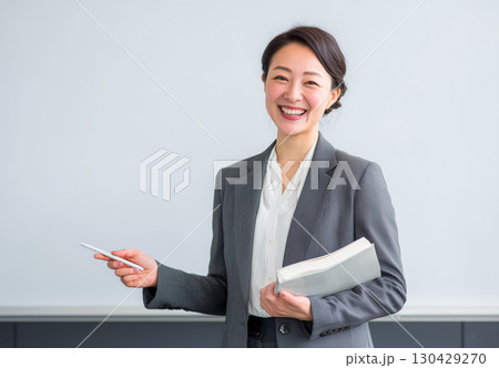 オフィスや学校環境で働く女性 130429270