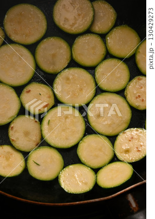 ズッキーニをフライパンで焼いている様子 ズッキーニをフライパンで焼いている様子 130429273