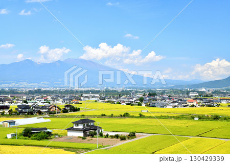佐久平駅周辺、浅間山方面を望む(長野県佐久市)【2025.9】 佐久平駅周辺、浅間山方面を望む(長野県佐久市)【2025.9】 130429339