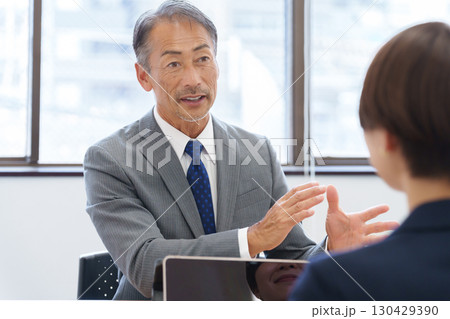 会議するビジネスマンの上司部下 130429390