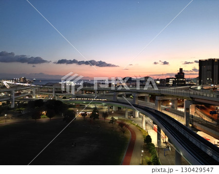 神戸の高層ビル群とハイウェイと鮮やかな夕日の空撮 130429547