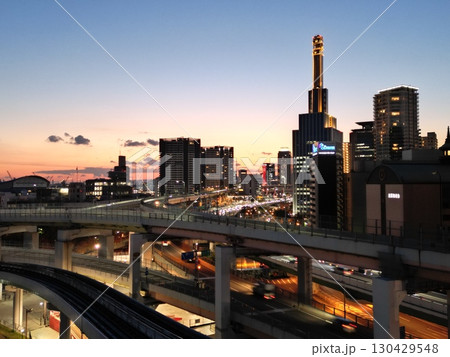 神戸の鮮やかな高層ビル群とハイウェイの夕景の空撮 130429548