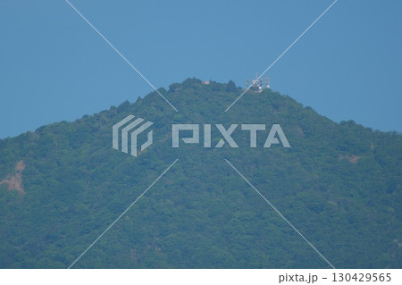 麓から大山（おおやま）山頂付近遠望、初夏 130429565