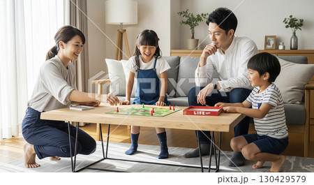 家族団らんの時間　ボードゲームをしている 130429579