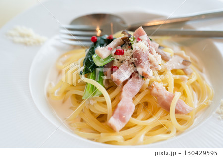 ベーコンとほうれん草のクリームパスタ 130429595
