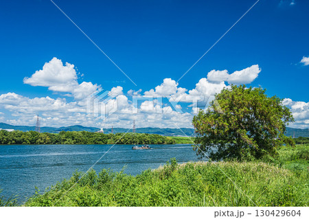 淀川を下る作業船 枚方市 淀川を下る作業船 枚方市 130429604