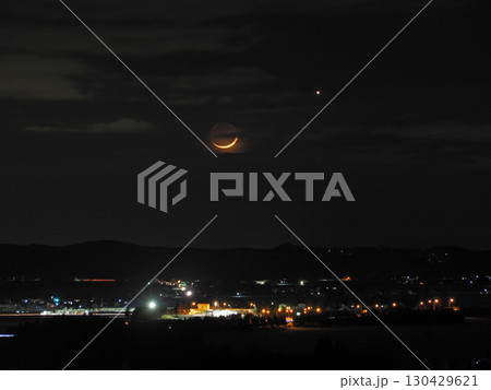 夜空に浮かぶ三日月と一番星に町並みの灯が印象的で綺麗だ。 130429621