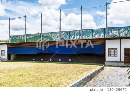 弓道場と青空 弓道場と青空 130429672
