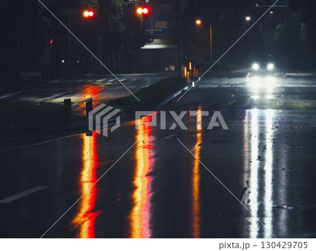 道路に反射する車のヘッドライト 道路に反射する車のヘッドライト 130429705