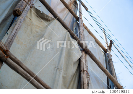 足場丸太を番線で固定して遮蔽シートを掛けた様子 130429832