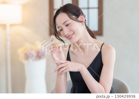 香水瓶を持つ女性 香水瓶を持つ女性 130429936