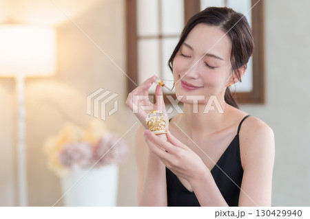 香水瓶を持つ女性 130429940