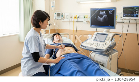 男性患者の腹部エコー検査をしている女性看護師 男性患者の腹部エコー検査をしている女性看護師 130429954