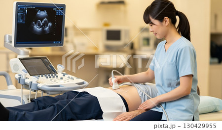 男性患者の腹部エコー検査をしている女性看護師 男性患者の腹部エコー検査をしている女性看護師 130429955