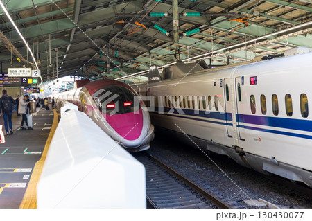 新幹線のホーム（新神戸駅） 130430077