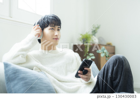 スマホを操作する男性 130430083