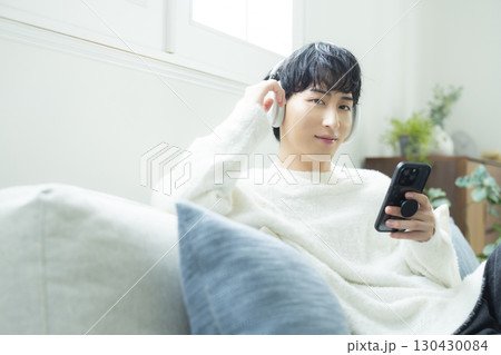 スマホを操作する男性 130430084