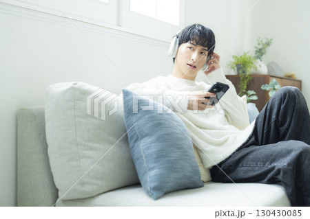 スマホを操作する男性 130430085