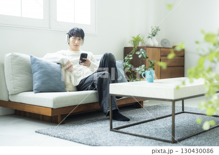 スマホを操作する男性 スマホを操作する男性 130430086