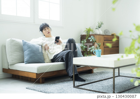 スマホを操作する男性 130430087