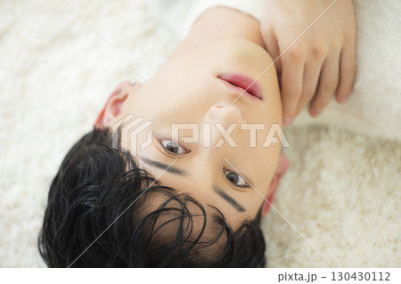 寝転がるニットの男性 寝転がるニットの男性 130430112