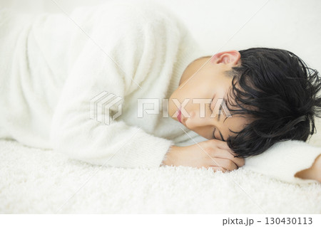 寝転がるニットの男性 寝転がるニットの男性 130430113