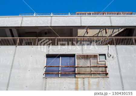 廃墟となったビルの錆びた窓 130430155