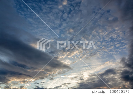 天空の青空に浮く雲の造形【背景素材】 130430173