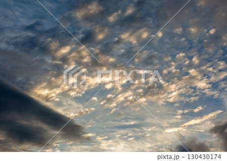 天空の青空に浮く雲の造形【背景素材】 天空の青空に浮く雲の造形【背景素材】 130430174