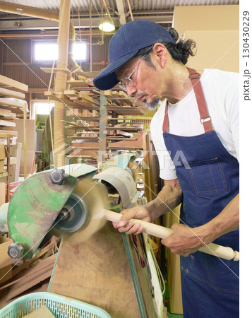 回転研磨機で木材を加工する熟練の手仕事 130430229
