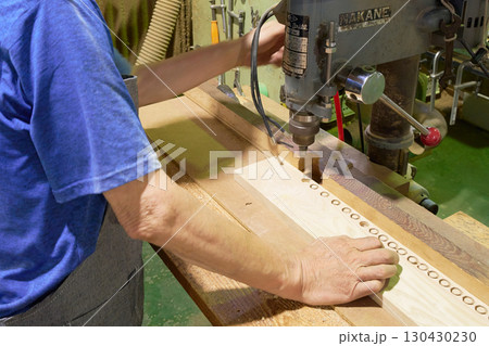木工所で正確な穴加工を行う熟練の手仕事 木工所で正確な穴加工を行う熟練の手仕事 130430230
