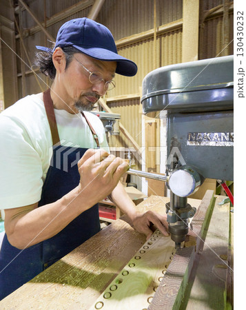 ボール盤で木材に穴を開ける木工職人 130430232