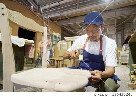 ハンマーを使って家具を仕上げる作業風景 ハンマーを使って家具を仕上げる作業風景 130430240